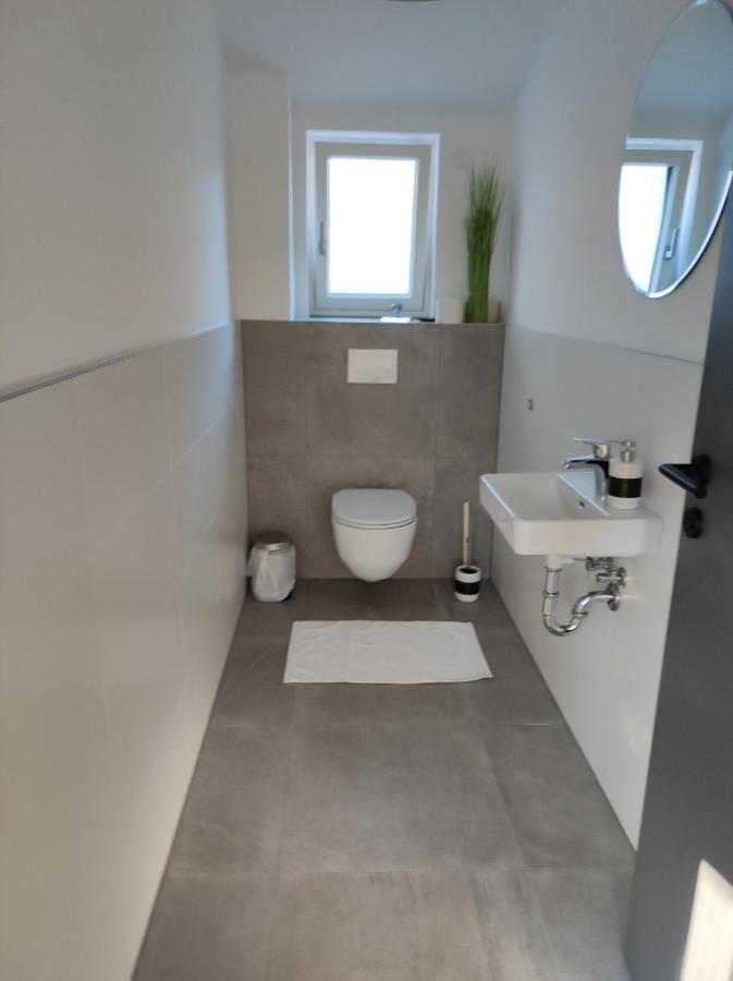 Luxurioeses Penthouse Mit Blick Auf Die Uno-City Und Dem Kaiserwasser. 3Schlafzimmer, 2 Baeder, Privat Lift Ins Apartment Wien Ngoại thất bức ảnh